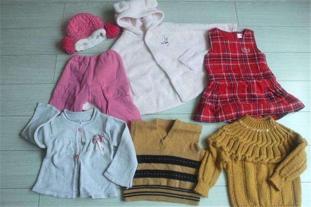親戚家孩子“沒(méi)穿幾次的舊衣服”，別都給孩子用！衣服雖好，也有隱患